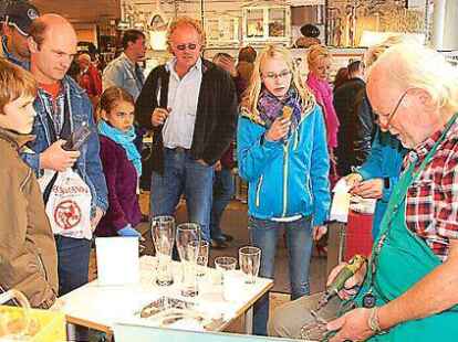 Glasschleifer &bdquo;Balu&ldquo; alias Peter Eicke hatte im Kaufhaus Schnittker gut zu tun. Viele Kunden schauten ihm &uuml;ber die Schulter.