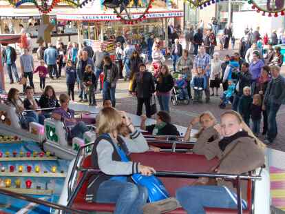 Hochbetrieb herrschte am Sonntag, 23. September 2012, beim Herbstmarkt mit verkaufsoffenem Sonntag in Wildeshausen. Bei Schuhen und Brillen lie&szlig; sich so manches Schn&auml;ppchen machen. Jugendliche zog es auf den Rummel