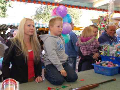 Hochbetrieb herrschte am Sonntag, 23. September 2012, beim Herbstmarkt mit verkaufsoffenem Sonntag in Wildeshausen. Bei Schuhen und Brillen lie&szlig; sich so manches Schn&auml;ppchen machen. Viele Jugendliche zog es auf den Rummel.