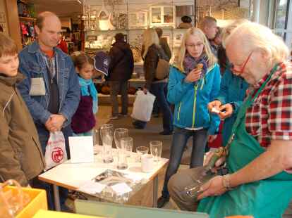 Hochbetrieb herrschte am Sonntag, 23. September 2012, beim Herbstmarkt mit verkaufsoffenem Sonntag in Wildeshausen. Bei Schuhen und Brillen lie&szlig; sich so manches Schn&auml;ppchen machen. Jugendliche zog es auf den Rummel