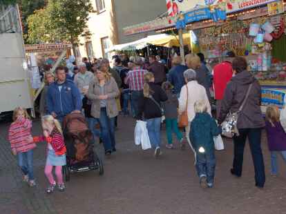 Hochbetrieb herrschte am Sonntag, 23. September 2012, beim Herbstmarkt mit verkaufsoffenem Sonntag in Wildeshausen. Bei Schuhen und Brillen lie&szlig; sich so manches Schn&auml;ppchen machen. Jugendliche zog es auf den Rummel