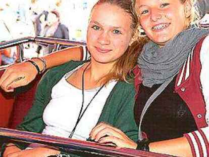 Spa&szlig; im Musik-Express: Lisa und Nadine macht der Rummel Spa&szlig;.