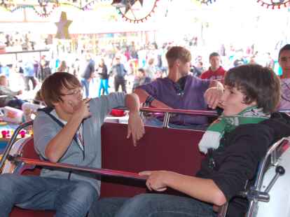 Hochbetrieb herrschte am Sonntag, 23. September 2012, beim Herbstmarkt mit verkaufsoffenem Sonntag in Wildeshausen. Bei Schuhen und Brillen lie&szlig; sich so manches Schn&auml;ppchen machen. Jugendliche zog es auf den Rummel