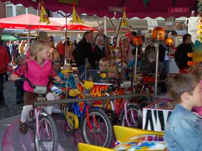 Hochbetrieb herrschte am Sonntag, 23. September 2012, beim Herbstmarkt mit verkaufsoffenem Sonntag in Wildeshausen. Bei Schuhen und Brillen lie&szlig; sich so manches Schn&auml;ppchen machen. Jugendliche zog es auf den Rummel