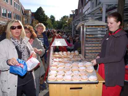Hochbetrieb herrschte am Sonntag, 23. September 2012, beim Herbstmarkt mit verkaufsoffenem Sonntag in Wildeshausen. Bei Schuhen und Brillen lie&szlig; sich so manches Schn&auml;ppchen machen. Jugendliche zog es auf den Rummel