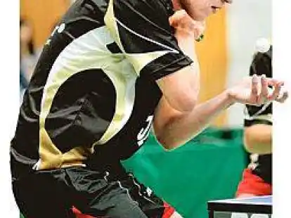 Den Ball im Blick, den Punktgewinn im Sinn: Florian Laskowski vom Oberliga-Team des MTV Jever