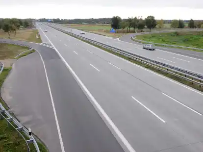 Leichter Feiertagsverkehr rollt am 3. Oktober &uuml;ber die Autobahn A1 zwischen Bremen und Hamburg in H&ouml;he der Abfahrt Posthausen. Nach vierj&auml;hriger Umbauzeit soll die A1 am 11. Oktober in ihrer sechsspurigen Ausf&uuml;hrung offiziell eingeweiht werden.