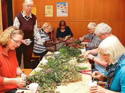 Letzte   Vorbereitungen   f&uuml;r das Gemeindefest: die Kreativgruppe  am Donnerstag  bei der Arbeit