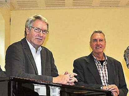 Sie gratulierten: Paul Willem Sch&auml;fke, Heinz Backhaus, Michael Lennartz und B&uuml;rgermeister Schwandner