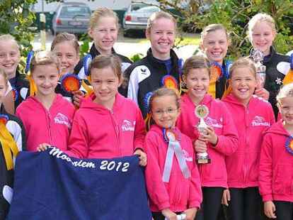 <p>Toller Erfolg f&uuml;r den Moorriemer Reitklub: Zwei Gruppen der Voltigierabteilung haben jetzt bei einem Turnier in H&ouml;ven jeweils den ersten Platz belegt. Moorriem I siegte in der Leistungsklasse A, Moorriem II in der Leistungsklasse E. </p><p>Im Einzelvoltigieren holte sich Kea Schnatbaum den Sieg in der Leistungsklasse E LK E. Julia Strau&szlig; belegte immerhin den dritten Platz. </p><p>In der ersten Moorriemer Mannschaften voltigieren Celina Schmidt, Bente Gristede, Cedine Scheibel, Gretje Gebken, Julia Strau&szlig;, Thara Onken, Kim Bohmann und Alina L&uuml;er&szlig;en. Zur zweiten Moorriemer Mannschaft geh&ouml;ren. Janneke Schumacher, Fiene Reins, Kea Schnatbaum, Hanna Herrmann, Emily Noelle, Lena Wessels und Lisa G&ouml;hmann. Longenf&uuml;hrerin ist Nadine Klein. </p>