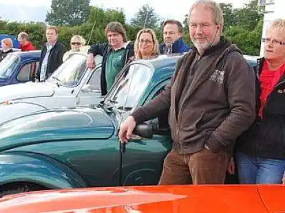 K&auml;fer-Fans unter sich: Uwe Ahlers (3. von rechts) hat das Treffen organisiert.