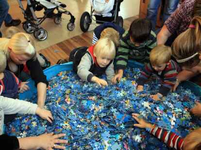 Ganz bestimmt nicht auf der Suche nach Karpfen im Puzzlemeer waren diese Kinder im Einkaufsland in Wechloy. Sie standen im Mittelpunkt der zweit&auml;gigen Veranstaltungen.