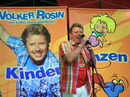 Als H&ouml;hepunkt gab auch &bdquo;Kinderliedermacher&ldquo; Volker Rosin einige seiner Lieder zum Besten, ganz zur Freude der vielen Kinder im Publikum.
