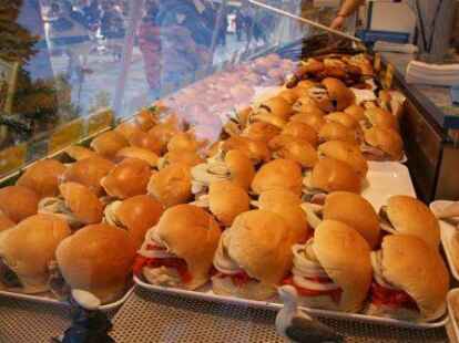 N@chbar Robin H&uuml;necke wirft noch einen letzten nostalgischen Blick auf die Fischbr&ouml;tchen-Armee und freut sich wieder auf den Kramermarkt 2013.