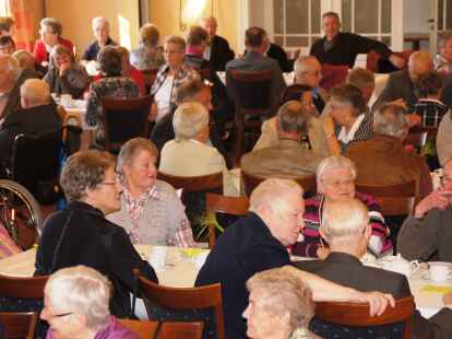 Volles Haus in Rabes Gasthof in Wiefelstede: Der VdK-Ortsverband Metjendorf hatte zu einem Tanznachmittag mit Kuchen und Unterhaltung geladen, und viele sind gekommen.