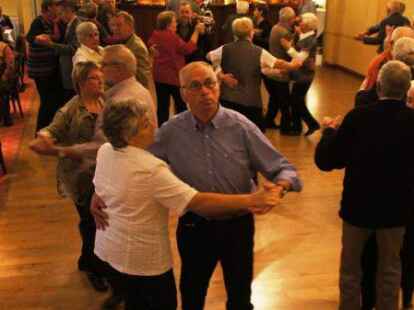 Ach ja, und nat&uuml;rlich wurde auch getanzt, denn daf&uuml;r waren die meisten G&auml;ste ja gekommen. Mehr Bilder von einem sch&ouml;nen Nachmittag zeigt N@chbar Dirk Busker in seinen Alben auf mein-wiefelstede.de.