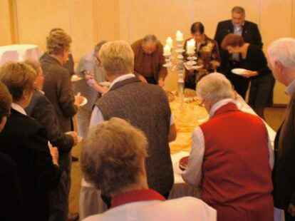 ...und das Kuchenb&uuml;fett regte den Appetit an. Stillen mussten die G&auml;ste ihren Hunger schon selbst.