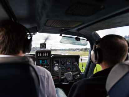 N@chbar Christian B&auml;thge ist mitgeflogen. Im Flugzeug ging es f&uuml;r ihn &uuml;ber die Ostfriesischen Inseln mit einer Zwischenlandung...
