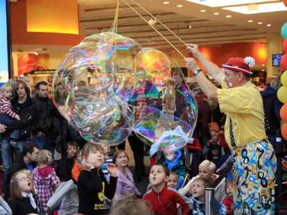 So wie der S&auml;nger sich ins Zeug legte, wird die Vorstellung der Kinder, wie er wohl in Wirklichkeit ist,  nicht wie eine Seifenblase geplatzt sein. Mehr Bilder rund um den Auftritt von Volker Rosin zeigt N@chbar Rainer Stolle in seinem Album auf mein-oldenburg.de.