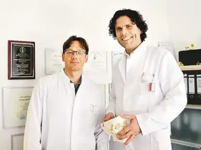 Dr. Christian Heinen (rechts) und Prof. Dr. Thomas Kretschmer behandeln in der Neurochirurgischen Klinik regelm&auml;&szlig;ig Neurofibromatose-Patienten.