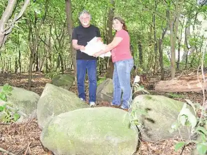 Entdeckte in Haschenbrok die Reste eines Gro&szlig;steingrabes: Dirk Fa&szlig; (links) mit Arch&auml;ologin Marion Konczak