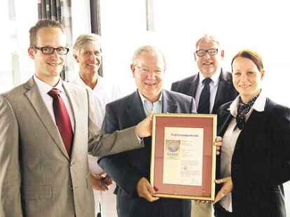 Das Reha-Zentrum Bad Zwischenahn ist als einzige Reha-Klinik in Niedersachsen nunmehr EMAS-zertifiziert. Dar&uuml;ber freuen sich Bj&ouml;rn Schaeper (Oldenburgische IHK, von links), der das Zertifikat &uuml;berreichte, der &Auml;rztliche Direktor Dr. G&uuml;nter Dietz, Gesch&auml;ftsf&uuml;hrer Peter Schulze, Kaufm&auml;nnischer Direktor Ulrich Hegermann und die Umweltmanagement-Beauftragte Tanja Stubbe.DLRG-Vorsitzender Ralf Zimmermann (links) und Kinderschutzvorstandsmitglied Peter Schulze (rechts) sowie Elvira und Rainer Ostmann.Dirk Tenfelde von der Pflegeleitung der Karl-Jaspers-Klinik bei der Blutspende.