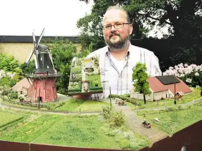 Erfolgreicher Modellbauer: Michael Peters hinter einem Teil des Modells der Kleinbahn Leer-Aurich-Wittmund. In der Hand h&auml;lt er seinen preisgekr&ouml;nten Schrebergarten.