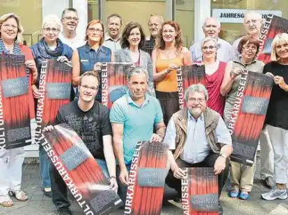 Viele K&ouml;pfe bringen das Kulturkarussell in Schwung, das B&uuml;rgermeister Fritz Langen (vorne rechts) er&ouml;ffnet.