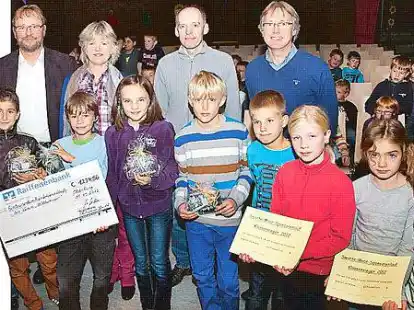 Gro&szlig;e Freude: die aktivsten Sch&uuml;ler sowie Wilfried Wilken (von links), Rita Schilling , Ingo Otto  und Eibe Ruth