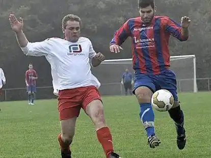 Nordenhams Reserve (blaue Hosen) verlor gegen den Tabellenf&uuml;hrer Brake III mit 2:4.