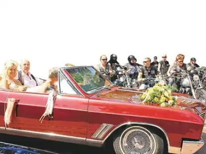 Christine und Hergen Drieling werden nach der Trauung in Neerstedt per Buick abgeholt, eskortiert von zahlreichen Motorradfahrern.