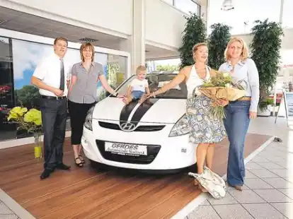 Gewinn&uuml;bergabe beim  -Gewinnspiel Online-WM-Trainer 2010 (von links): Wim de Heer, Heike Gerdes, Joshua und Inka Parpart sowie Sandra von Lehmden.