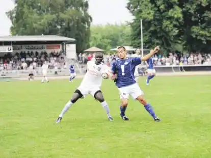Kampfbetont: Oldenburgs Daniel Isailovic (rechts) h&auml;lt sich Osnabr&uuml;cks Mamadou Diabang vom Leib.