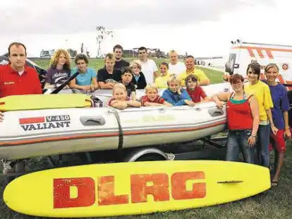 Neugierige Kinder lernten w&auml;hrend des Wachtages am S&uuml;dstrand hautnah die Arbeit der Rettungsschwimmer kennen. Das machte ihnen sichtlich Spa&szlig;.