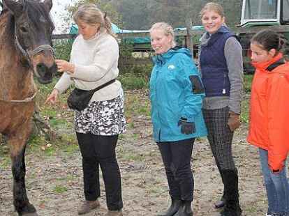 Spa&szlig; an Zirkustricks: Die Pferdetrainerin  f&uuml;r k&ouml;rperbewusstes Reiten Melanie Westerheide bringt den M&auml;dchen Kunstst&uuml;cke