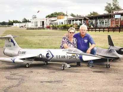 Freuen sich auf zwei Tage Fliegerei: Renate und Friedhelm Graulich mit Nachbauten des Spionage-Jets Lockheed SR 71 Blackbird (rechts) und einer Lockheed F 104, die hierzulande als Starfighter ber&uuml;hmt-ber&uuml;chtigt war.