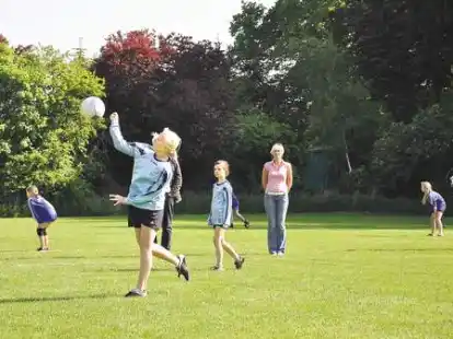 Mit viel Engagement und Konzentration gingen die Faustballerinnen des ETB in die Punktspiele.