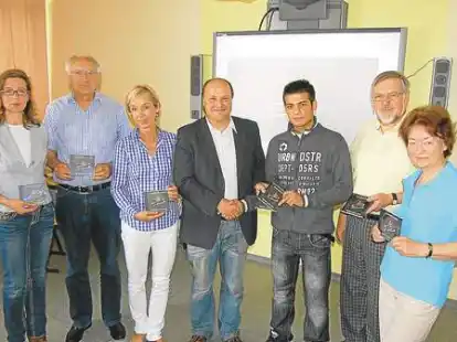 Vertreter der B&uuml;rgerstiftung Vechta und aller an der Produktion Beteiligten begl&uuml;ckw&uuml;nschten Hoscheng Ibrahim (5. von links) zum vorgestellten Video und zur CD.