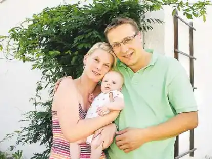 Erleichterte Eltern: Nora und Mike Zwilling mit ihrem drei Monate alten T&ouml;chterchen