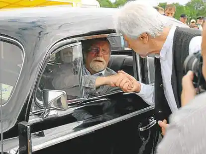 Fritz Hardach am Steuer des Opel Admiral begr&uuml;&szlig;te Marktorganisator Herbert Ahlers.