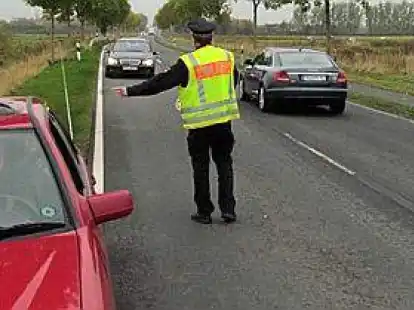 &bdquo;Blitzer-Marathon&ldquo; an der Kreisstra&szlig;e 99 bei Sande: Wer zu schnell ist, dem droht die &bdquo;Kelle&ldquo; der Polizeibeamten. In der Regel zeigten sich die Verkehrss&uuml;nder  am Mittwoch aber einsichtig.    