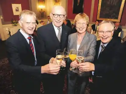 Ein Gl&auml;schen zur Verabschiedung aus dem Funktion&auml;rsamt(von links): Wolfgang Grashorn, Gerd Pommer, Martina Wenker und Hejo Eckel.