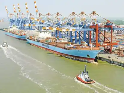 Das Containerterminal in Bremerhaven geh&ouml;rt neben Hamburg, Rotterdam, Antwerpen und dem italienischen Hafen Gioia Tauro zu den 17 gr&ouml;&szlig;ten Containerumschlagpl&auml;tzen der Welt (Foto vom 28.05.2003). Die maritime Wirtschaft im Norden ist nach Ansicht der Bundesregierung von zentraler Bedeutung f&uuml;r ganz Deutschland. Mit 168 Millionen Tonnen pro Jahr wird knapp ein F&uuml;nftel des deutschen Au&szlig;enhandelsvolumens &uuml;ber die Seeh&auml;fen abgewickelt. In der 4. Nationalen Maritimen Konferenz am Dienstag (25.01.2005) in Bremen geht es um die Wirtschaftskraft der K&uuml;stenlander. Foto: Ingo Wagner dpa/lni (Zu dpa-Themenpaket 