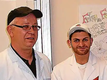 Landeslehrlingswart Ralf Kos (links) gratulierte dem Landessieger Ahmed Shaker. Ausbildungsbetrieb war Fleischer-Fachgesch&auml;ft Schade in Essen.