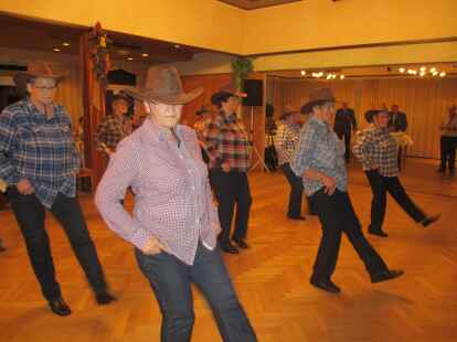 ...als auch die Turngruppe &bdquo;Gut H&uuml;pf&ldquo;. Diese brachten mit ihren Cowboyh&uuml;ten einen Hauch Westernstimmung nach Bokel.