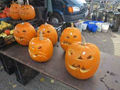 Diese geschnitzten K&uuml;rbisse k&ouml;nnten wohl ein dezenter Hinweis sein, dass bald Halloween vor der T&uuml;r steht. Weitere Bilder des Oldenburger Wochenmarkts gibt es in dem Album von N@chbar Werner Fuhlrott.
