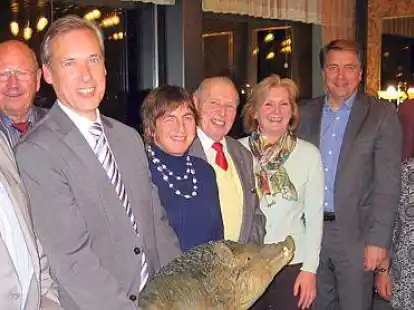 Erlebten einen vergn&uuml;gten Abend (von links): Bernd Bischoff, Werner Renken, Harald G&ouml;tting (beide vom B&uuml;rgerverein),  Esther Niewerth-Baumann, Fritz Lottmann, Petra Averbeck, J&uuml;rgen Krogmann, Ingrid Meyer (Vorsitzende des Vereins Tschernobyl-Kinderhilfe), Rainer Zemke (B&uuml;rgerverein) und Sabine Cupin