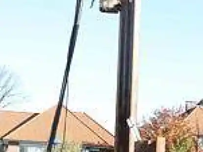 Am Haken: Mit einem rund 2,8 Tonnen schweren Vibrator werden die Spundwandelemente in den Boden neben der Bahnhofsrampe eingebracht.