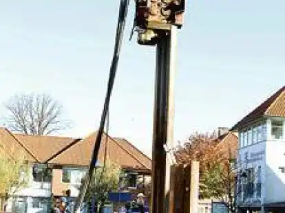 Am Haken: Mit einem rund 2,8 Tonnen schweren Vibrator werden die Spundwandelemente in den Boden neben der Bahnhofsrampe eingebracht.