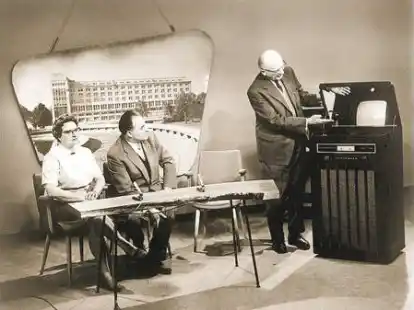 Lehrstunde: Professor Dr. Fritz Schr&ouml;ter erkl&auml;rte 1960 im Fernsehen einen Telefunkenfernseher von 1938.